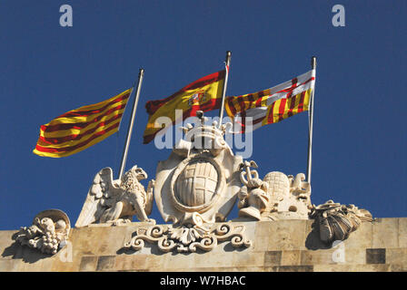 Flags flying vom Barcelona City Hall. Von links nach rechts - senyera der Flagge von Katalonien, Spanien la Rojigualda Wappen und die Flagge der Stadt Barcelona. Stockfoto