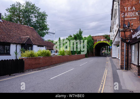 Eine einzelne Spur Tunnel unter einer Eisenbahnbrücke, wo Autos haben weg zu Gegenverkehr in Pangbourne, West Berkshire, Großbritannien zu geben Stockfoto