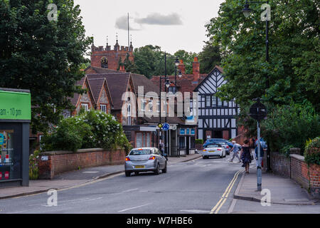 Ein Blick auf das Zentrum der malerischen Dorf Pangbourne in West Berkshre, UK, auf der Themse. Stockfoto