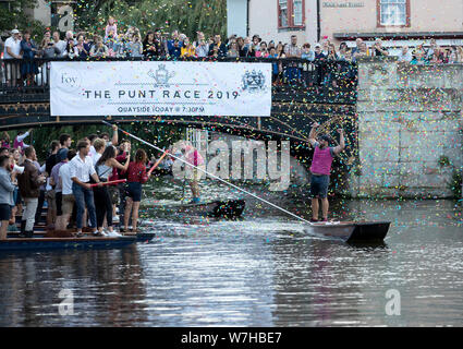 Cambridge August 2 2019: Der Sieger feiert, als er die Zeile nach konkurrieren in der konstituierenden Cambridge Punt chauffeur Rennen durchquert. Stockfoto