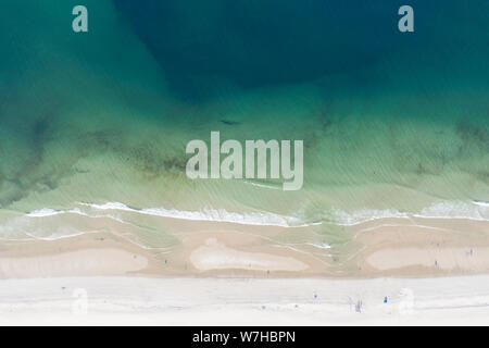 Die Gewässer des Atlantischen Ozeans baden einen malerischen Strand auf Cape Cod, Massachusetts. Diese schöne Gegend von New England ist ein beliebtes Urlaubsziel. Stockfoto