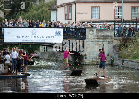 Cambridge August 2 2019: Der Sieger feiert, als er die Zeile nach konkurrieren in der konstituierenden Cambridge Punt chauffeur Rennen durchquert. Stockfoto