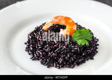 Teil der schwarzen Vollkorn Reis mit Shrimps Stockfoto