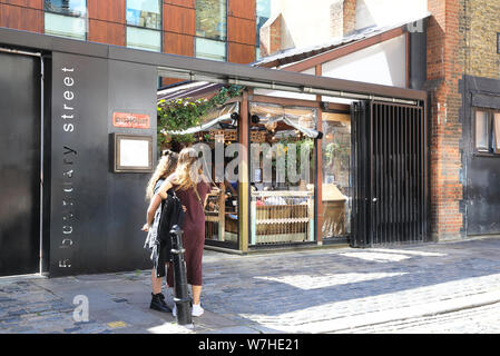 Dishoom Shoreditch, buzzy Ziel für Indische Street Food, auf Boundary Street, im Osten von London E2, UK Stockfoto