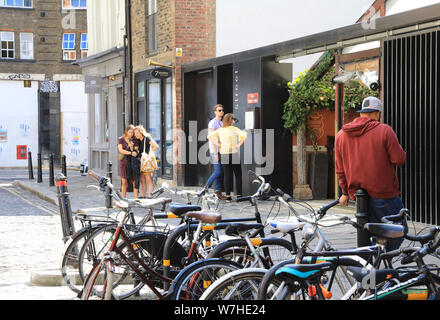 Dishoom Shoreditch, buzzy Ziel für Indische Street Food, auf Boundary Street, im Osten von London E2, UK Stockfoto