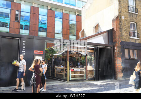 Dishoom Shoreditch, buzzy Ziel für Indische Street Food, auf Boundary Street, im Osten von London E2, UK Stockfoto