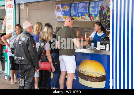 Menschen fast food am Meer im Sommer zu kaufen Stockfoto