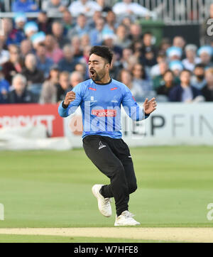 Hove Sussex UK 6. August 2019 - Rashid Khan Bowling für Sussex Sharks während des Cricketspiels Vitality T20 Blast zwischen Sussex Sharks und Glamorgan auf dem 1. Central County Ground in Hove Credit: Simon Dack / TPI / Alamy Live News Stockfoto