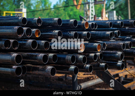 Ansicht Bohrung Leitungen Gehäuse und Schläuche am Hof von Öl und Gas Lager gestapelt. Stockfoto