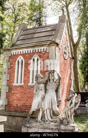 Lemberg, Ukraine - April 26, 2019: Statuen und grabsteine an der Lychakiv Friedhof in Lemberg, alte Gräber und Bestattungen Stockfoto