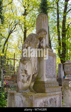 Lemberg, Ukraine - April 26, 2019: Statuen und grabsteine an der Lychakiv Friedhof in Lemberg, alte Gräber und Bestattungen Stockfoto