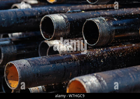 Ansicht Bohrung Leitungen Gehäuse und Schläuche am Hof von Öl und Gas Lager gestapelt. Stockfoto