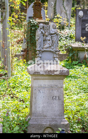 Lemberg, Ukraine - April 26, 2019: Statuen und grabsteine an der Lychakiv Friedhof in Lemberg, alte Gräber und Bestattungen Stockfoto