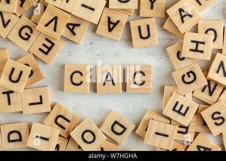 Von oben nach unten anzeigen, Stapel von quadratischen hölzernen Blöcke mit Buchstaben CAC (steht für Customer Anschaffungskosten) auf dem Whiteboard. Stockfoto