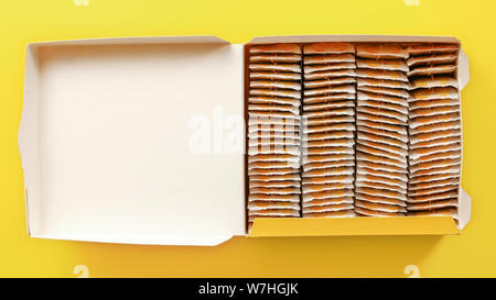 Von oben nach unten anzeigen, Kiste voller Teebeutel auf Gelb. Stockfoto