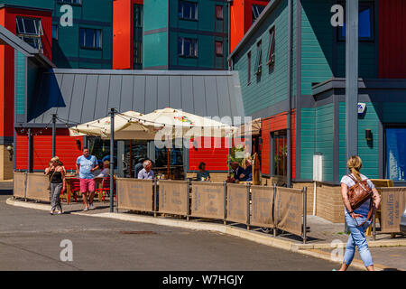 Radcliffe's Cafe Bar in der Coble Quay Apartments Entwicklung bei Schlendern, Northumberland, Großbritannien. Juli 2019. Stockfoto