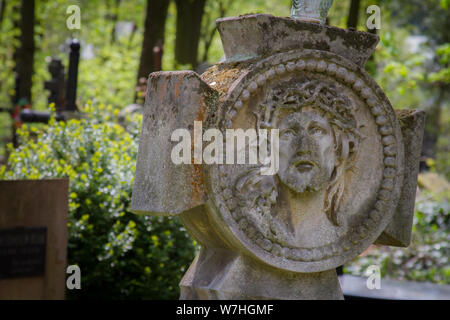 Lemberg, Ukraine - April 26, 2019: Statuen und grabsteine an der Lychakiv Friedhof in Lemberg, alte Gräber und Bestattungen Stockfoto