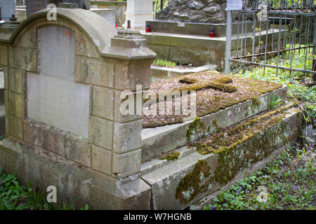 Lemberg, Ukraine - April 26, 2019: Statuen und grabsteine an der Lychakiv Friedhof in Lemberg, alte Gräber und Bestattungen Stockfoto