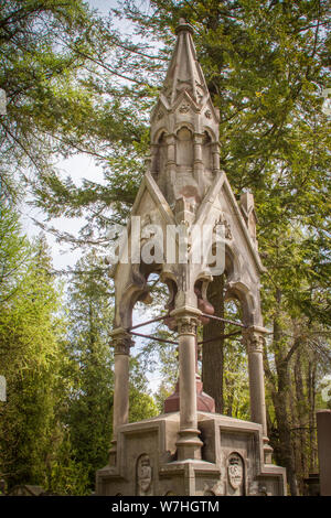 Lemberg, Ukraine - April 26, 2019: Statuen und grabsteine an der Lychakiv Friedhof in Lemberg, alte Gräber und Bestattungen Stockfoto