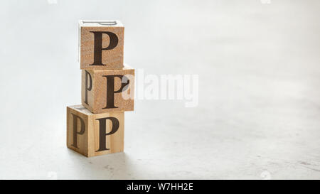 Stapel mit drei Holzwürfel - Buchstaben PPP Sinne Lob Bild drücken Sie auf ihnen, Platz für mehr Text/Bilder auf der rechten Seite. Stockfoto