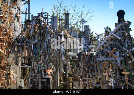 Berg der Kreuze oder Kryziu kalnas. Berühmten Ort der katholischen Pilgerfahrt in Siauliai, Litauen. Eine große Anzahl von hölzerne Kreuze und Kruzifixe. Denkmal Stockfoto