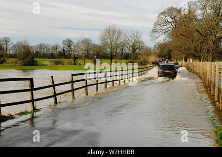 Überflutete Straße und Felder am Fluss Avon in Lacock, Wiltshire im Januar 2008. Stockfoto