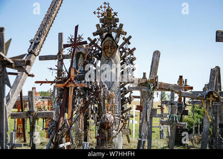 Berg der Kreuze oder Kryziu kalnas. Berühmten Ort der katholischen Pilgerfahrt in Siauliai, Litauen. Eine große Anzahl von hölzernen Kreuzen, Kruzifixen und religiou Stockfoto