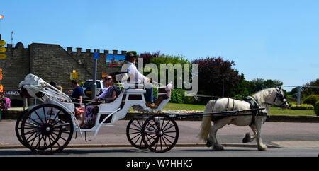 Pferd und Wagen mit Passagieren auf dem North Parade, Skegness, Lincolnshire, Großbritannien Stockfoto