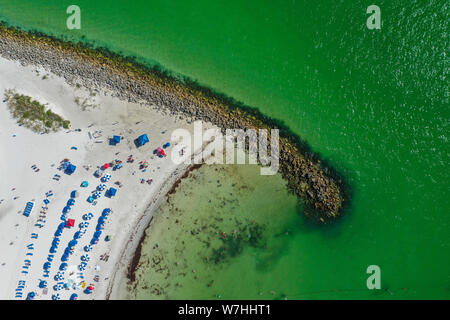 Schönen weißen Sand, blau türkis Wasser in Clearwater, Florida. Schön, ruhig, ruhig mit Blick auf den Ozean. Photo Credit: Marty Jean-Louis Stockfoto