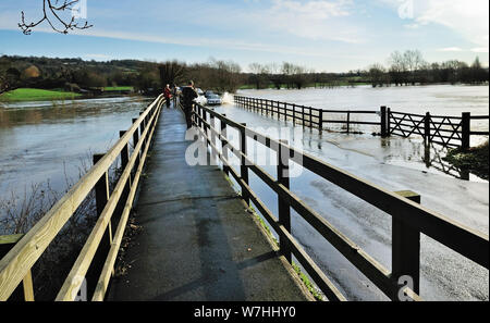 Überflutete Straßen und Felder am Fluss Avon in Lacock, Wiltshire, im Januar 2008. Stockfoto