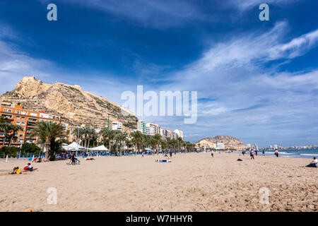 Die Burg Santa Bárbara vom Strand El Postiguet, Alicante, Comunidad Valencia, Spanien Stockfoto