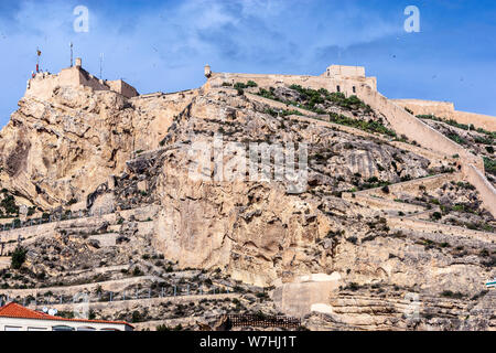 Die Burg Santa Bárbara vom Strand El Postiguet, Alicante, Comunidad Valencia, Spanien Stockfoto