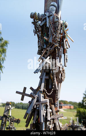 Holz- rucifixes aus dem Berg der Kreuze oder Kryziu kalnas. Berühmten Ort der katholischen Pilgerfahrt in Siauliai, Litauen. Monument des Glaubens und der religiösen Stockfoto