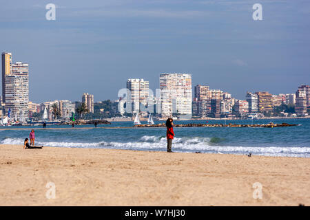 Frau suchen das Meer vom Strand El Postiguet, Alicante, Comunidad Valencia, Spanien Stockfoto