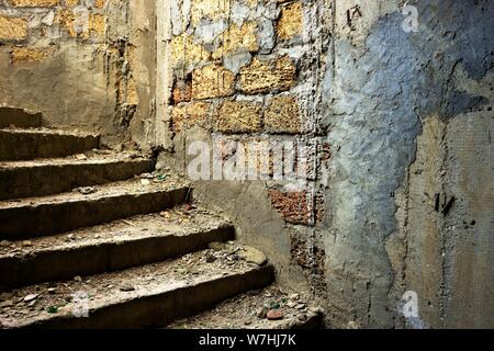 Alte schmutzige Treppe in verlassenen Gebäude in der Nähe. Stockfoto