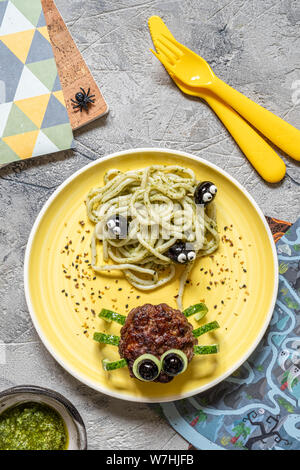 Schnitzel aussehen wie eine Spinne mit Pesto Pasta für Halloween Stockfoto