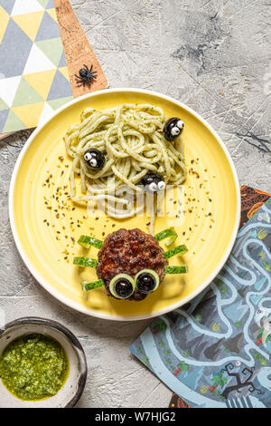 Schnitzel aussehen wie eine Spinne mit Pesto Pasta für Halloween Stockfoto