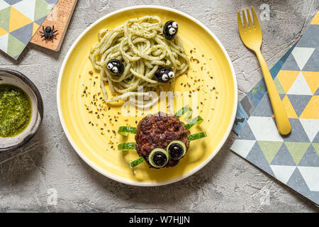 Schnitzel aussehen wie eine Spinne mit Pesto Pasta für Halloween Stockfoto