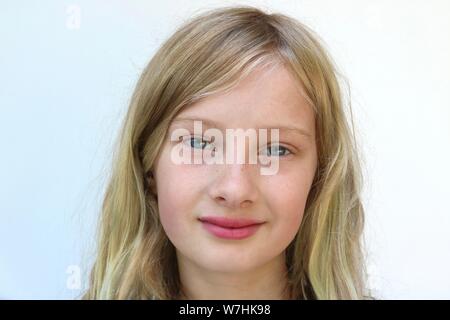 Porträt eines heranwachsenden Mädchens mit einem zufriedenen Lächeln Stockfoto