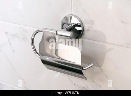 Leere WC Papier Halter an der Wand. Close-up. Stockfoto