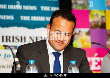 6. August 2019, die St. Mary's College in Belfast. Taoiseach Leo Varadkar Fine Gael. war eines der zentralen Führung Zahlen von politischen Parteien, der auf der Insel Irland, die ihre Sicht auf aktuelle Themen wie Brexit und die Grenze Umfrage vorgestellt Stockfoto