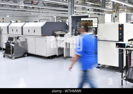 Produktionsanlage in der modernen Industrie - Maschinen für die Montage von Leiterplatten in der Elektronikindustrie Stockfoto