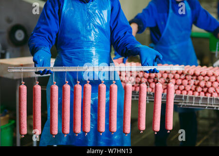 Die Würstchen, die Lebensmittelproduktion in der Fabrik. Stockfoto