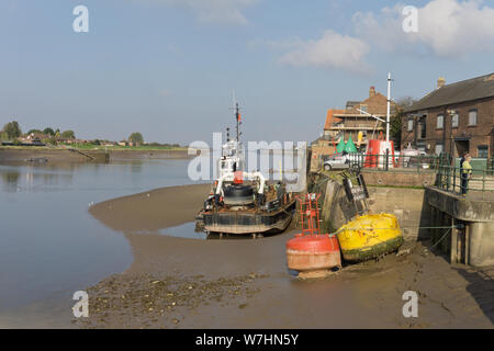 Schiff auf dem Fluss Great Ouse festgemacht, bei Ebbe, Kai, Kings Lynn, Norfolk, Großbritannien Stockfoto