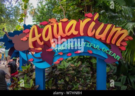 Orlando, Florida. Juli 26, 2019. Bunte Aquarium Zeichen in Seaworld. Stockfoto