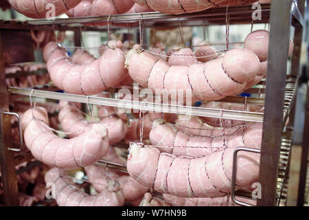 Die Würstchen, die Lebensmittelproduktion in der Fabrik. Stockfoto