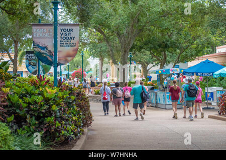 Orlando, Florida. Juli 26, 2019. Menschen zu Fuß auf dem Weg nach Atlantis Bereich in Seaworld Stockfoto