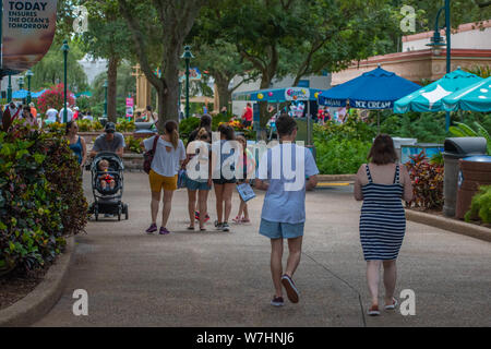 Orlando, Florida. Juli 26, 2019. Menschen zu Fuß auf dem Weg nach Atlantis Bereich in Seaworld Stockfoto