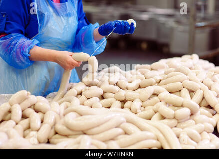 Metzger Verarbeitung Würstchen am Fleisch Fabrik. Stockfoto