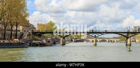 Paris, Frankreich, 1. April 2017: Leute genießen Sonne Licht durch Seine. Mit der Bevölkerung von 2 M, Paris ist die Hauptstadt und die bevölkerungsreichste Stadt Frankreichs. Stockfoto